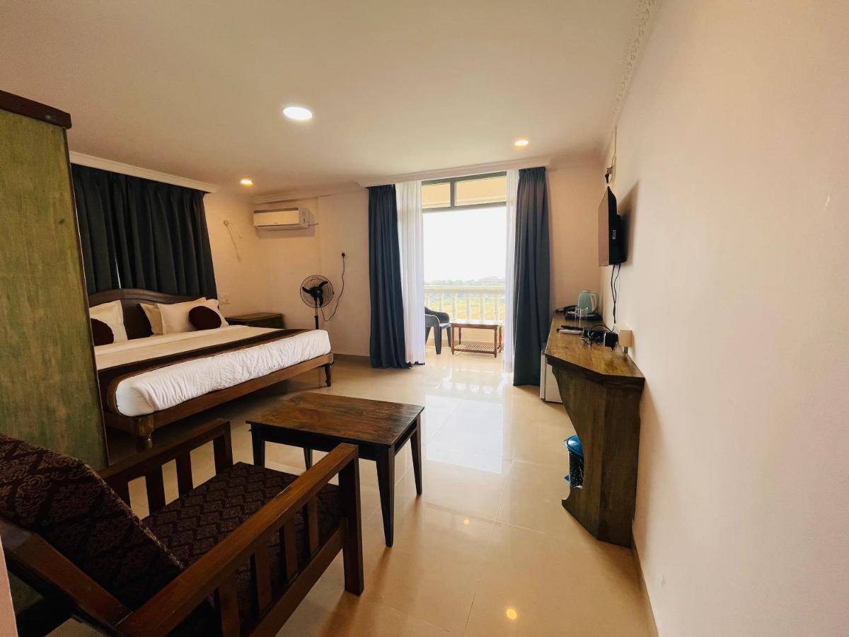 Nagas Hotel Satyavati Morjim Esterno foto
