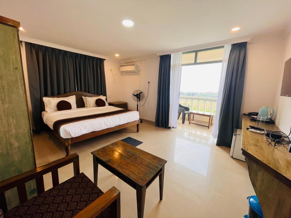 Nagas Hotel Satyavati Morjim Esterno foto