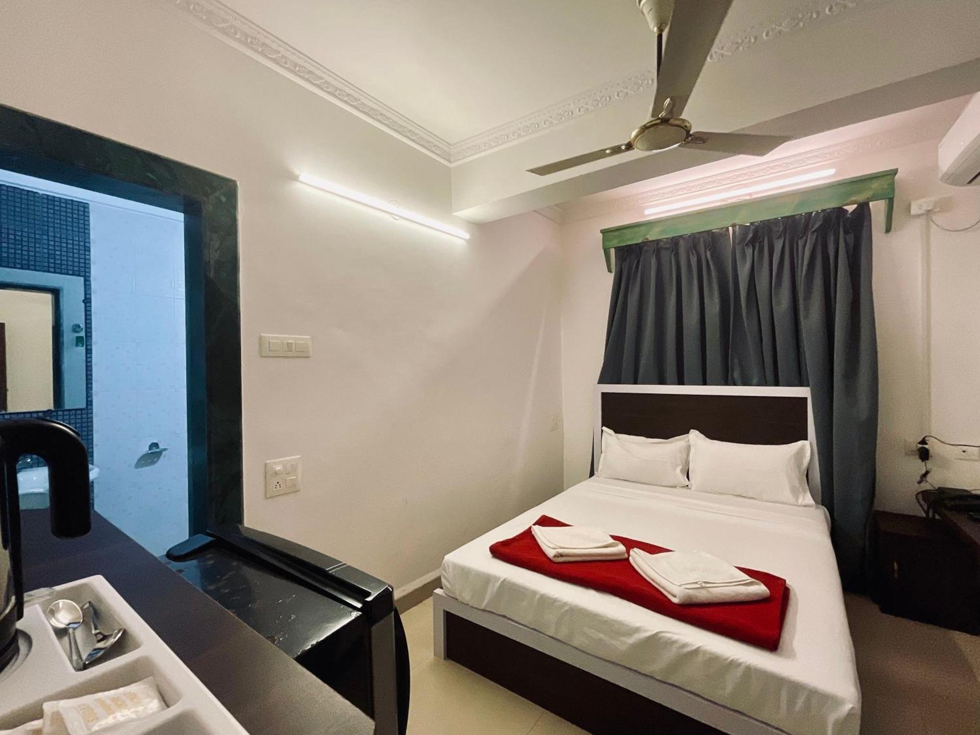 Nagas Hotel Satyavati Morjim Esterno foto