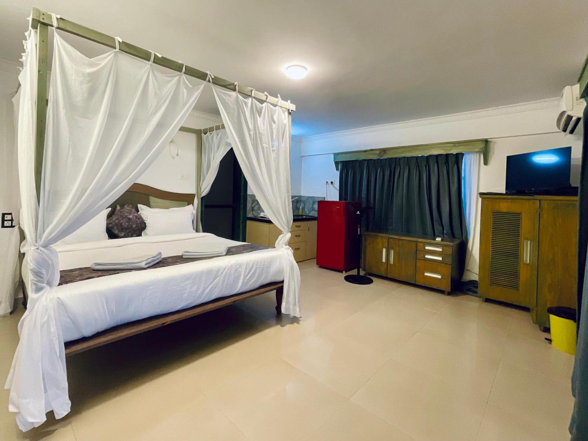 Nagas Hotel Satyavati Morjim Esterno foto